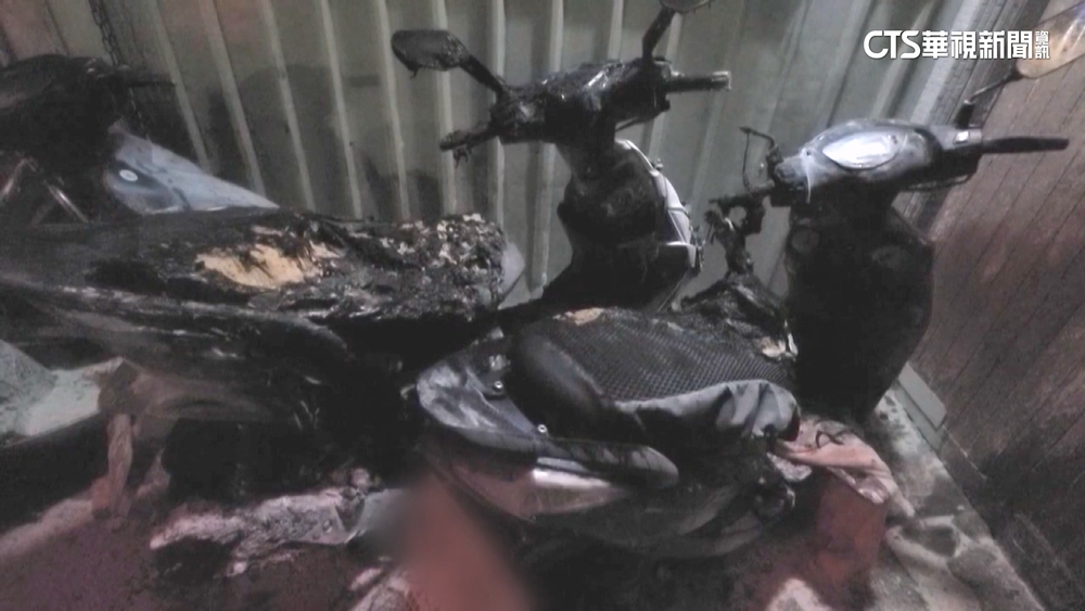 公寓門口機車突竄火燒光坐墊　起火原因調查中