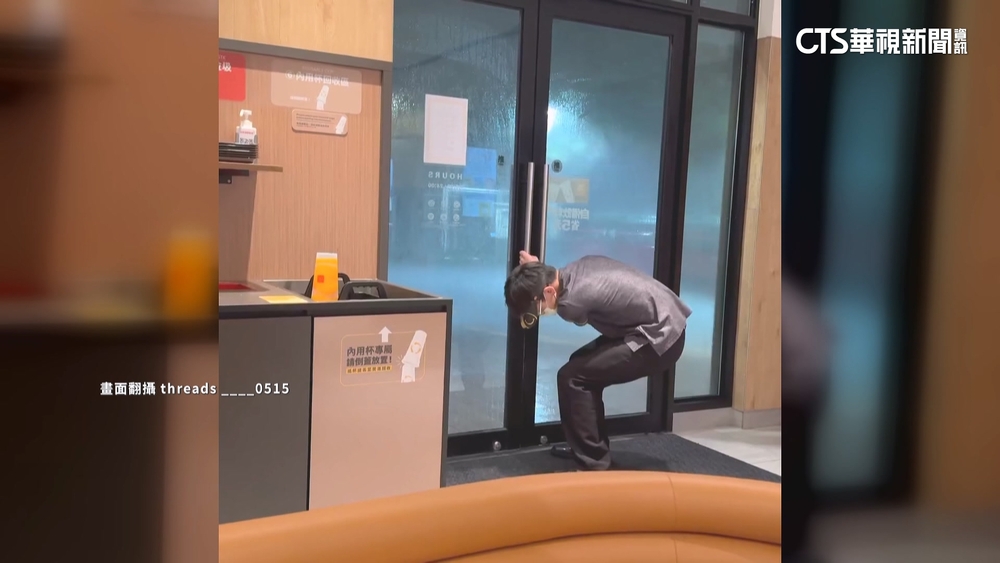 桃園昨夜強風雨！　超勇店員緊抓門把死命擋風鎖門