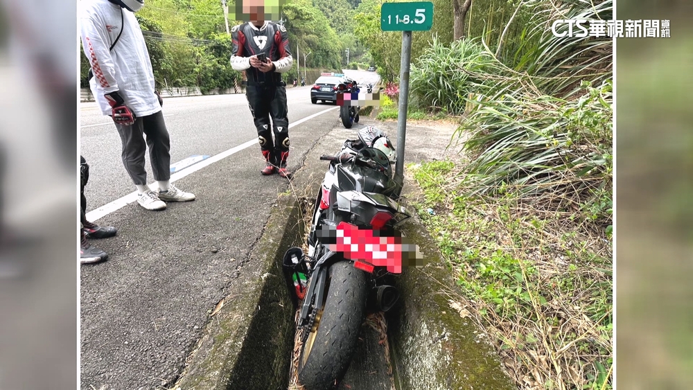台三線死亡車禍！重機騎士疑過彎失控「摔溝」不治