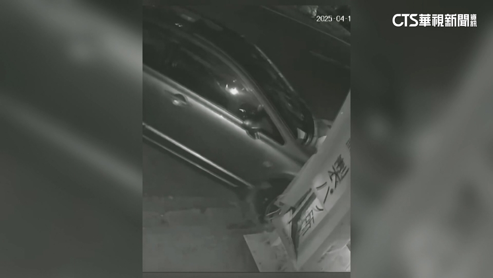 失控驚自撞！直衝台南排隊名店　駕駛稱「誤踩油門」