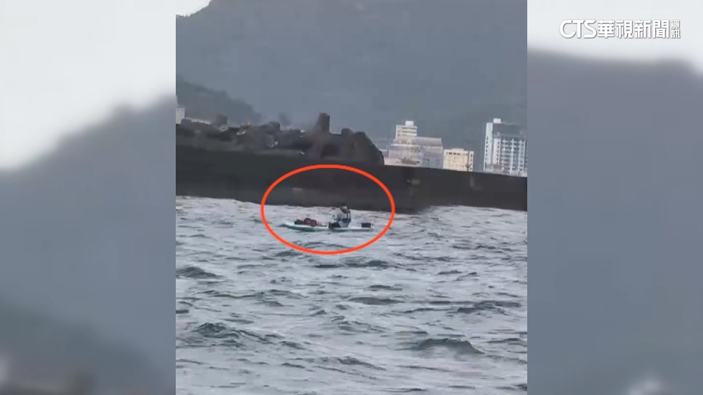 驚險！直擊SUP海釣誤闖航道　漁民急：撞到算誰的？