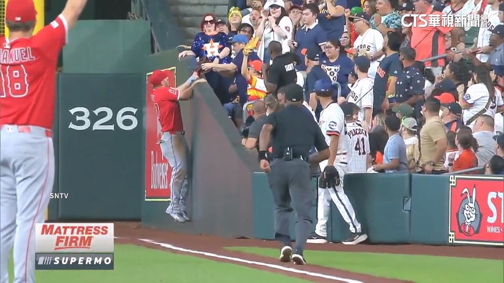 Trout罕見動怒！　「美技球」遭球迷硬搶未判出局