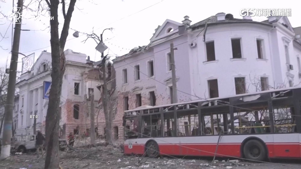 俄飛彈轟炸烏東城市蘇米　市中心狂燒釀34死