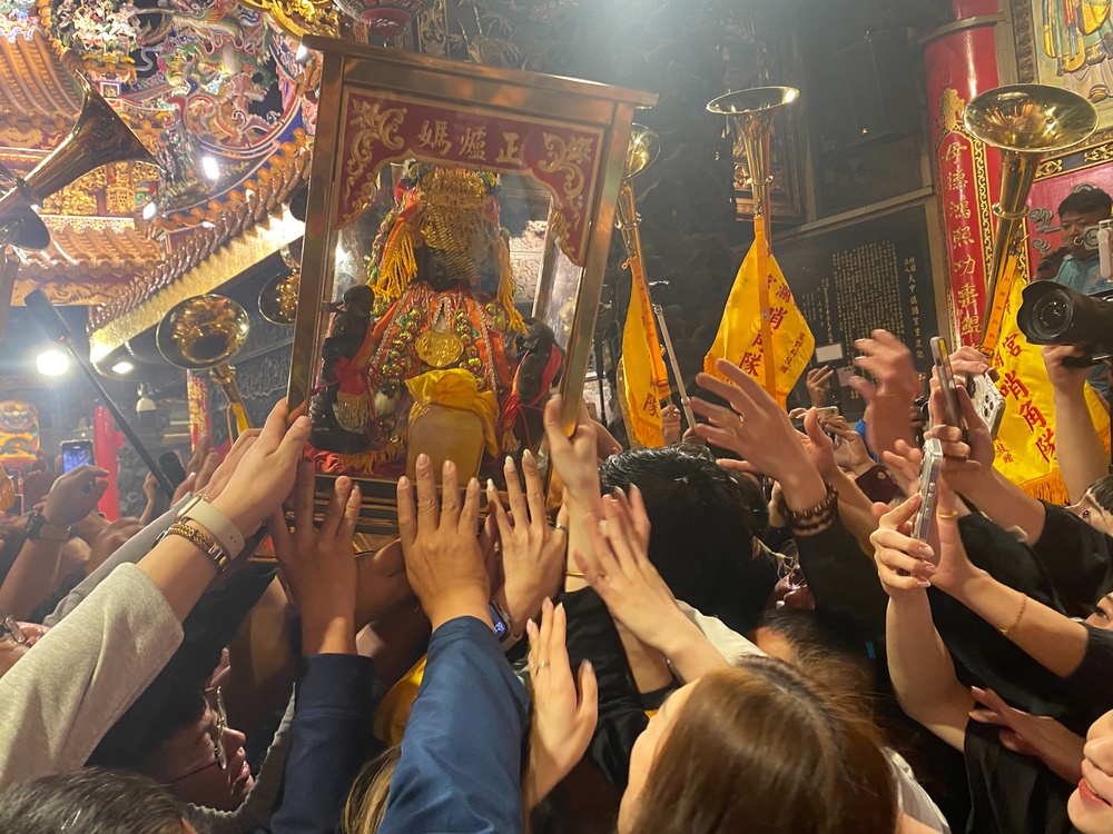 大甲媽祖凌晨回鑾　信眾高喊「進哦！」接力恭迎媽祖安座