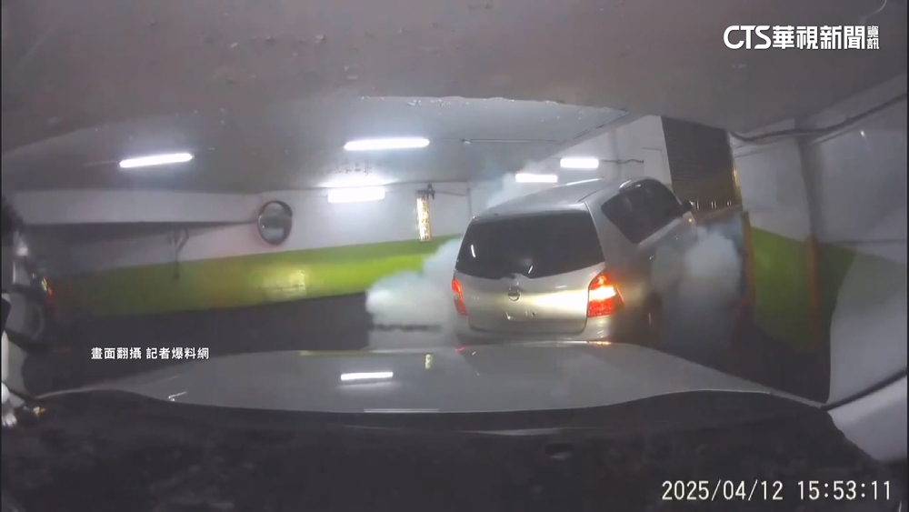 大賣場開車驚魂　轎車卡陡坡「滑胎」險撞後車