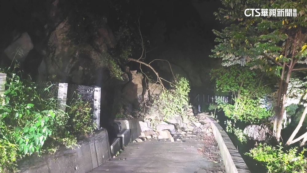 暴雨土石坍！　高雄七坑溫泉道路受阻　遊客一度受困