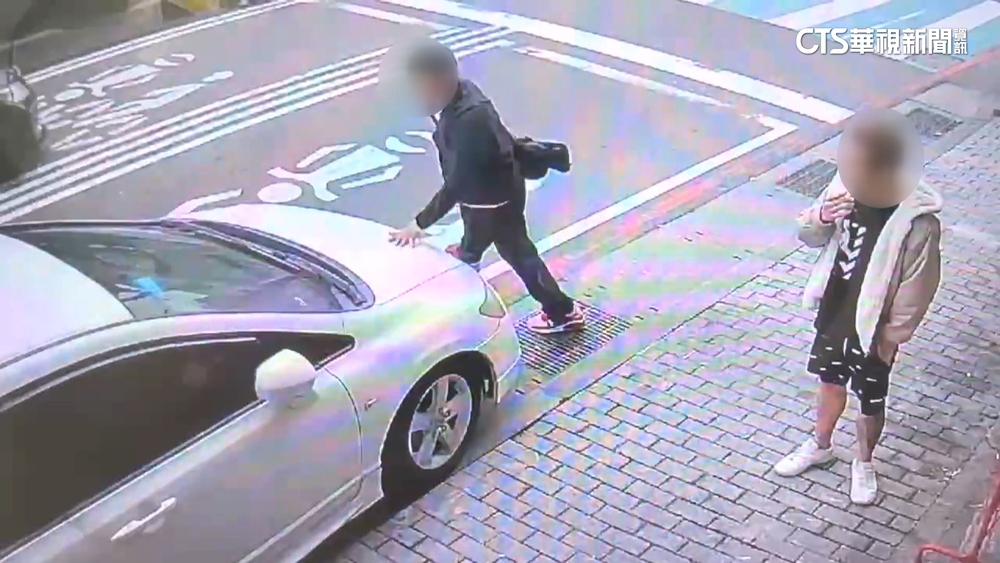 為5萬修車費！　街頭巧遇欠錢女　撂人擋車砸窗亮刀
