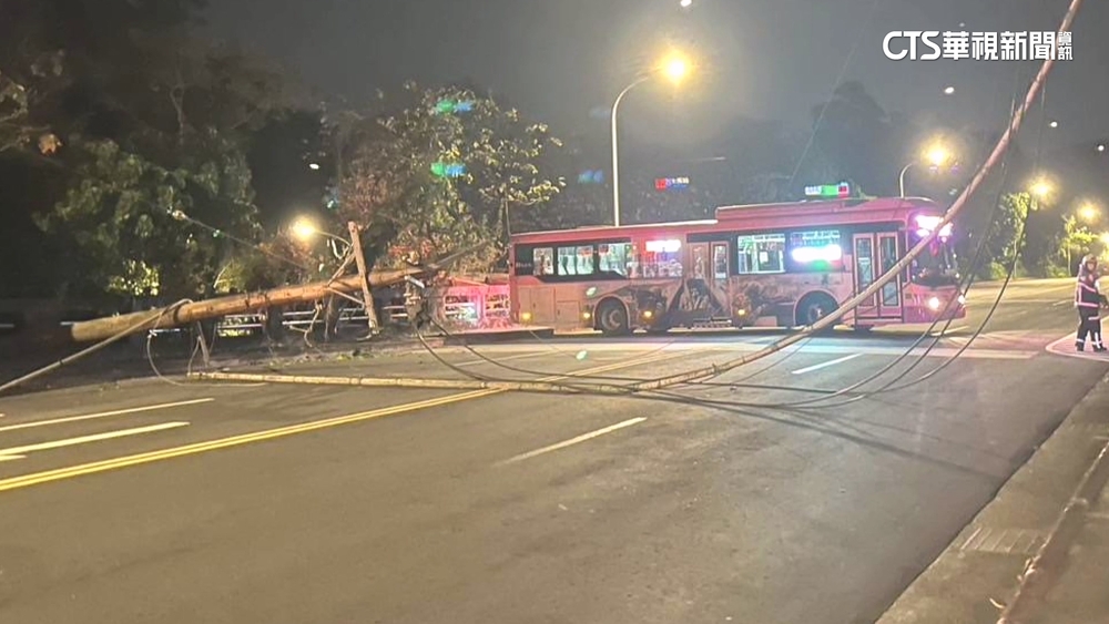公車撞斷電線桿1乘客輕傷　萬芳社區大停電
