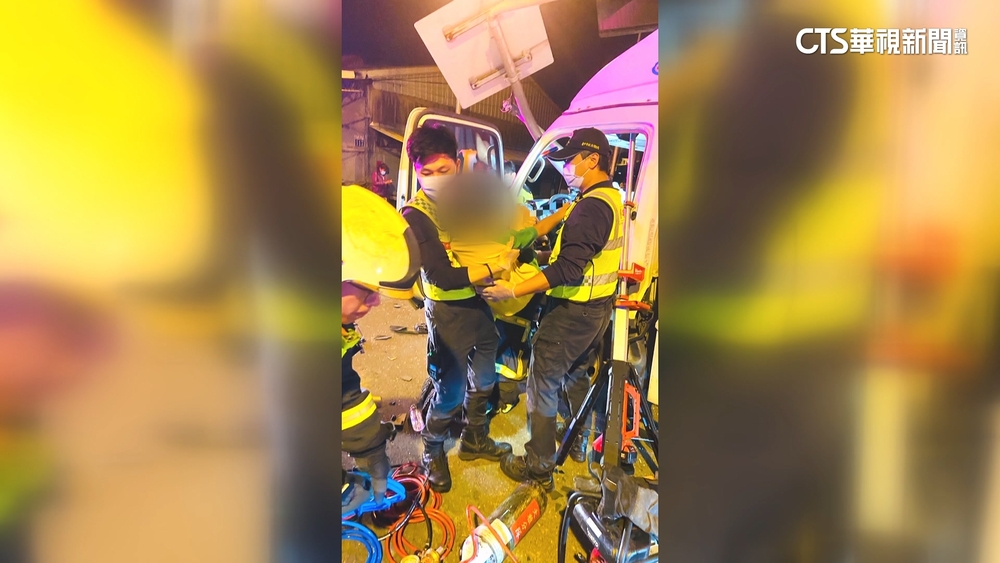 母開貨車自撞紅綠燈　同車13歲女.11歲兒受困輕傷