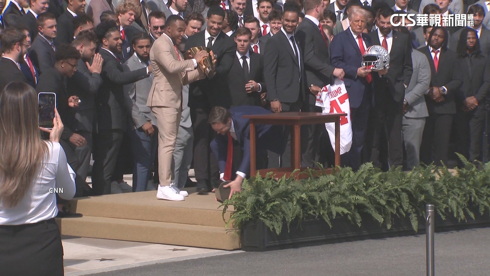 糗爆！　范斯捧NCAA冠軍獎盃　失手摔成兩半