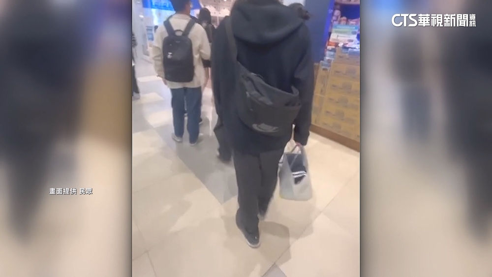 女控逛街遭陌生男跟蹤　提袋平板「鏡頭朝上」疑偷拍