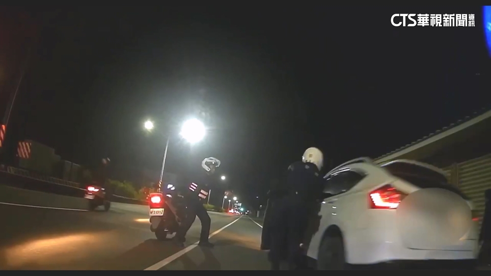 闖紅燈拒檢還衝撞員警！　屏警開槍逮1嫌.駕駛逃逸