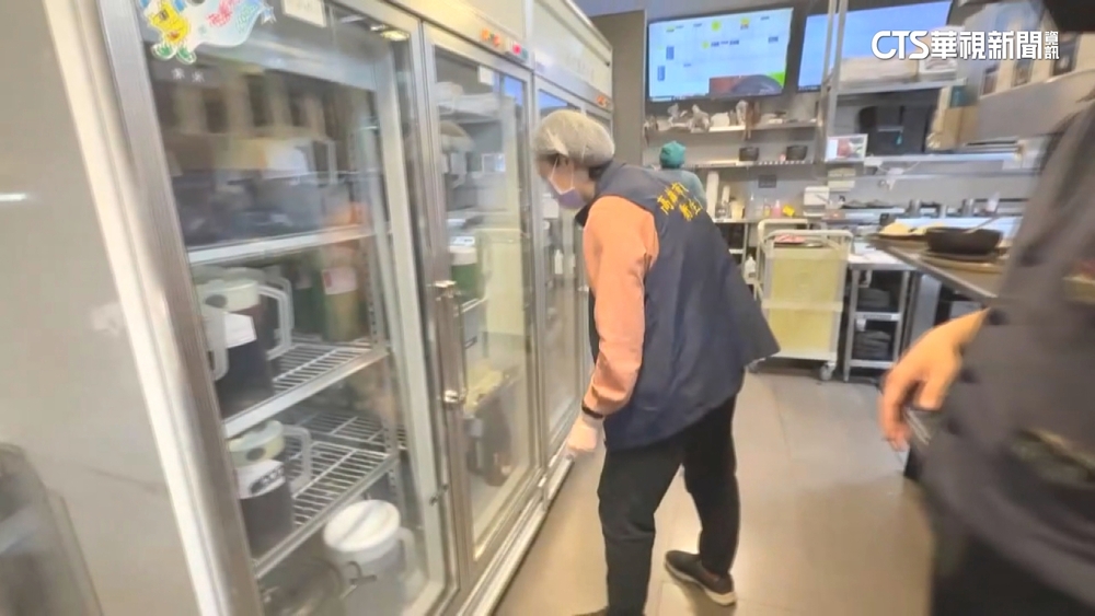 高雄市衛生局到當事店家稽查。圖／華視新聞