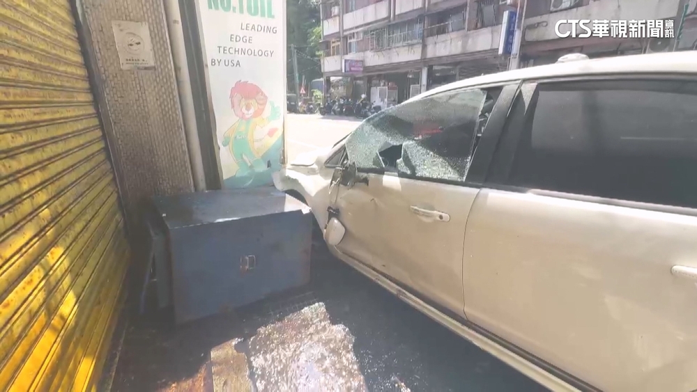 無照上路過彎失控　直衝對向車道撞路邊3車