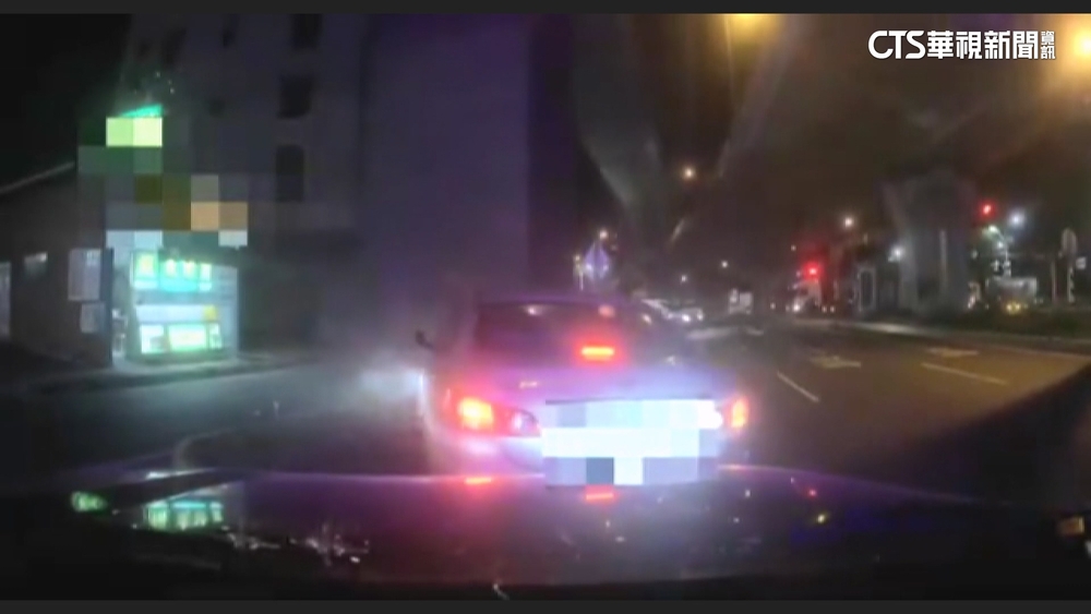 高雄拒檢逃逸3公里！　自撞分隔島起火　駕駛渾身酒氣遭逮