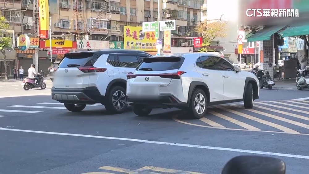 高雄豆漿名店半夜停車亂象頻傳！　直接停馬路中央