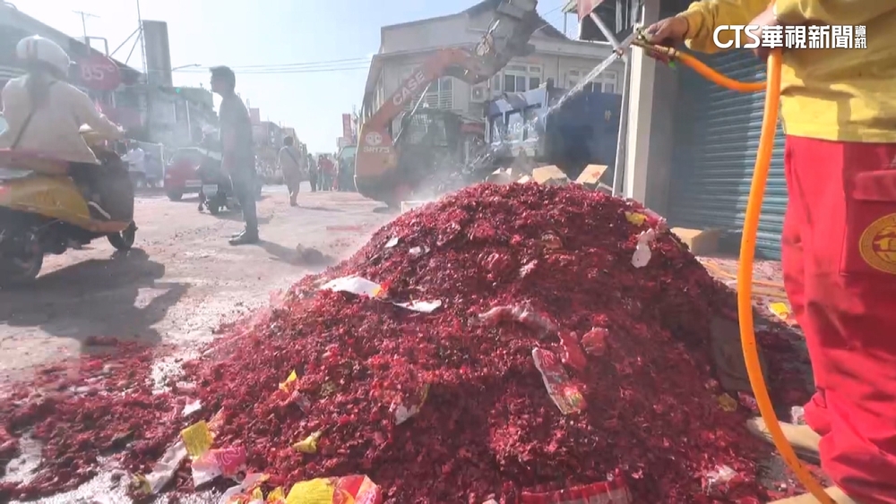 北港人的小過年！　炸轎.犁炮登場　藝閣遊行丟蟹.龍蝦