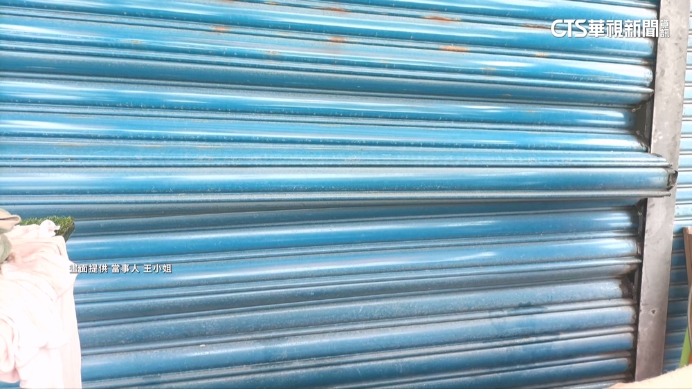 只差幾秒！　剛進屋鐵捲門瞬間砸落　店主驚：生死一瞬間