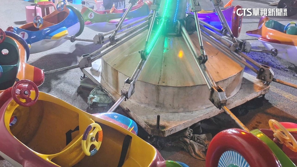 夜市「飛行船」遊戲故障？　2童摔地大哭　業者道歉賠償