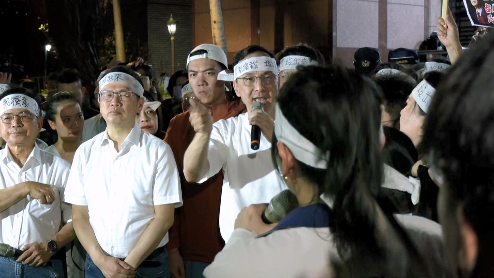 國民黨聚北檢抗議　律師呂秋遠：國民黨淪落成犯罪組織