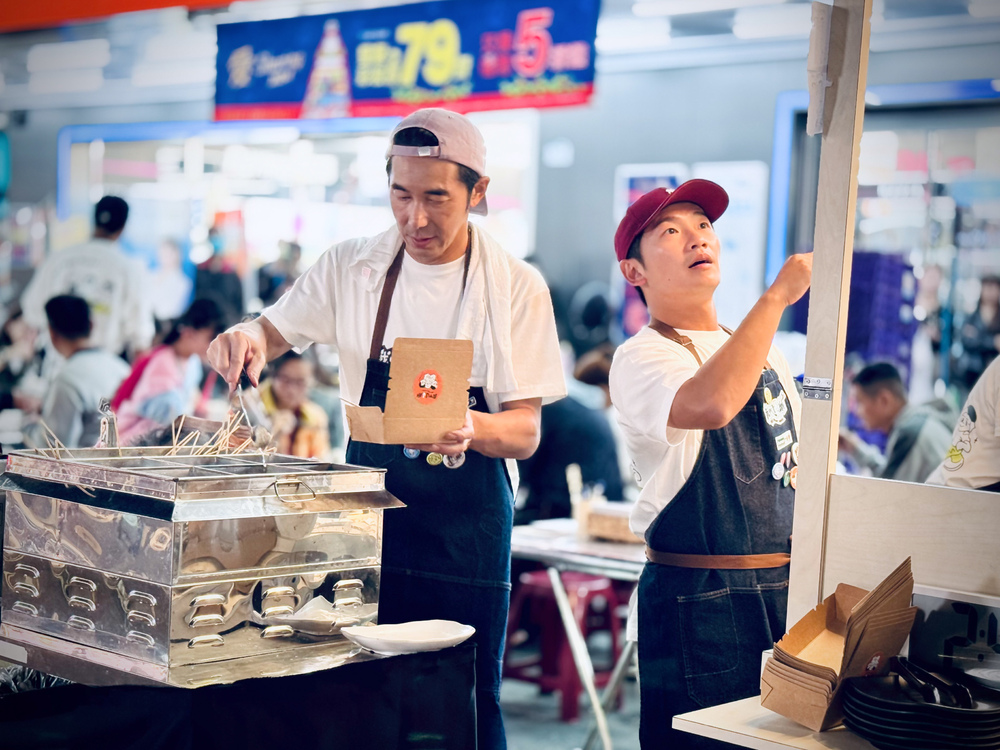 我們這一攤2-李李仁(左)、蔡昌憲(右)，內外場訂單大打結，一度無法順利出餐。