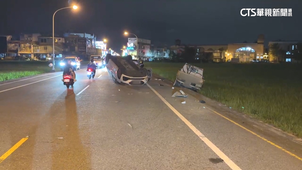 轎車自撞違停貨車翻覆！　駕駛夫妻輕傷.女嬰手骨折