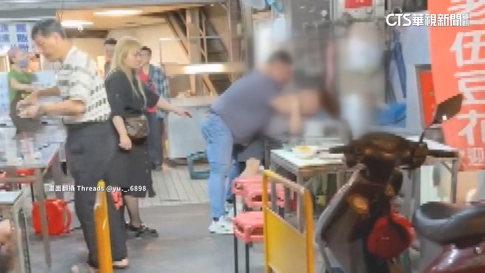 2醉漢在人氣小吃店排隊起口角　店外打到店內！
