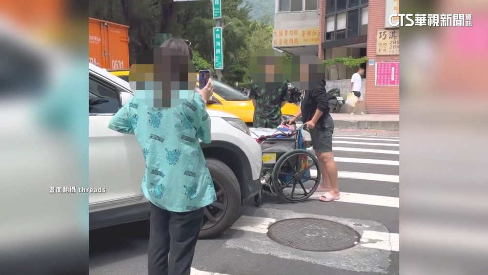 危！女推輪椅疑闖紅燈　路口互不相讓「戰休旅車」