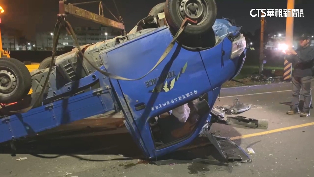 小貨車超車自撞路樹翻覆　駕駛.乘客受傷送醫