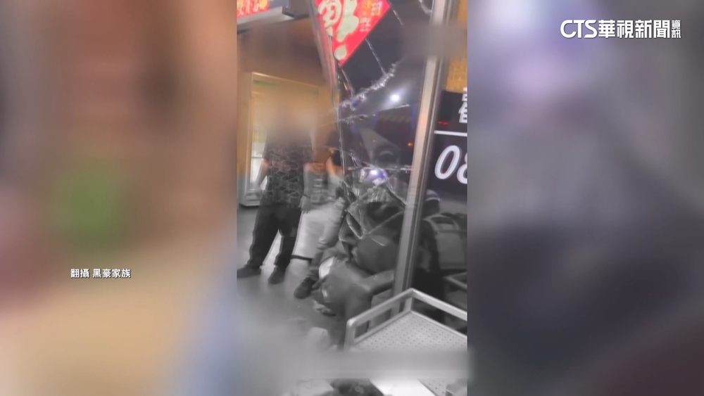 屏東不滿抽菸被勸！竟「撞門尋仇」害2女傷　29歲男送辦