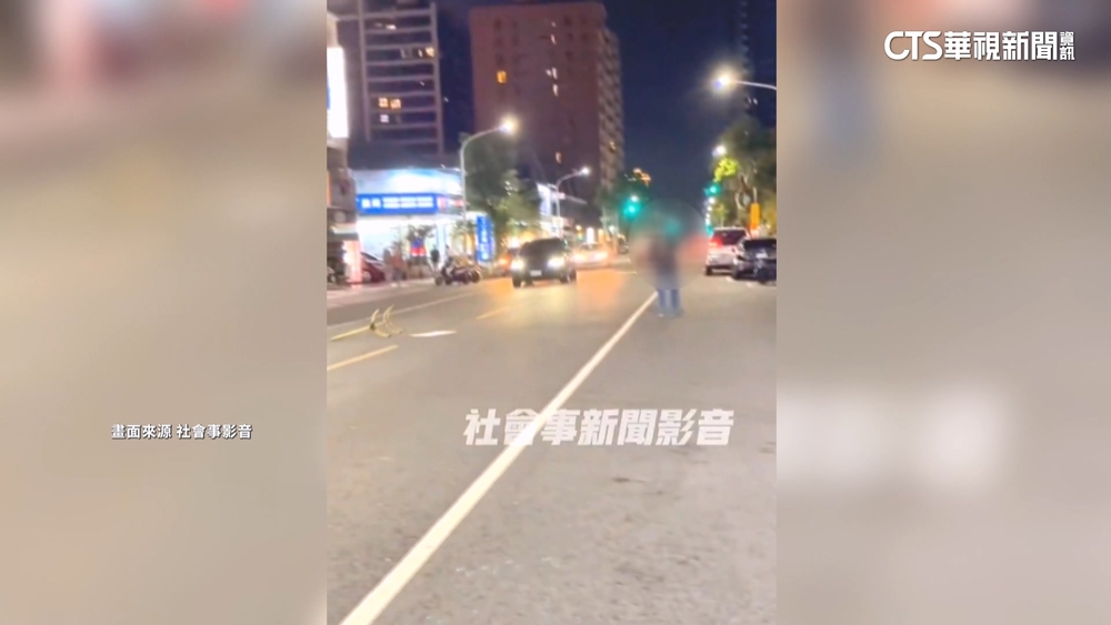 喝醉？暴怒？　男丟三角錐.告示牌丟路中　險殃車輛