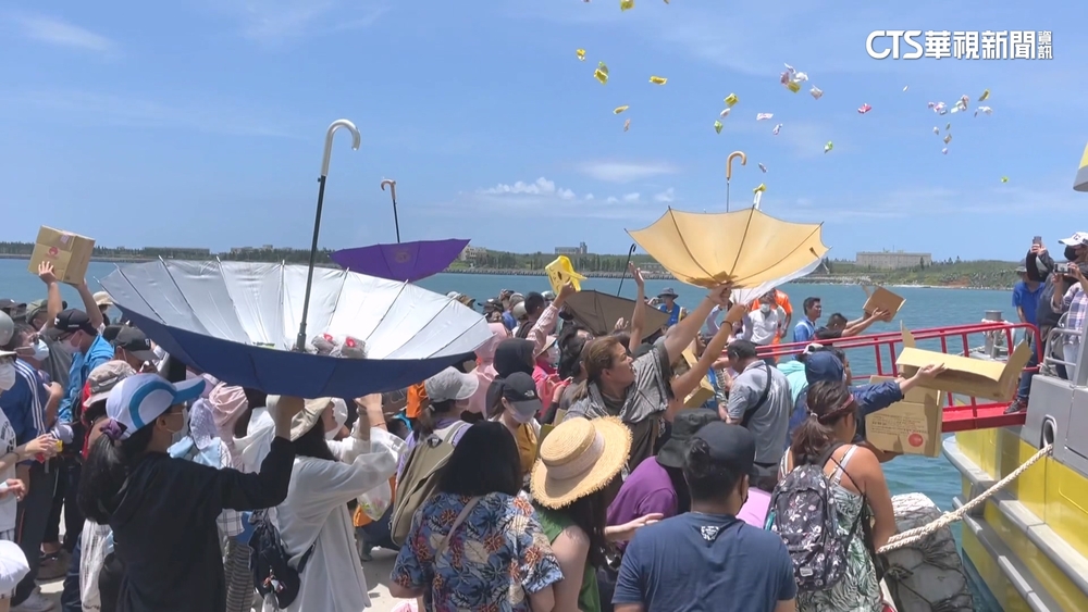 澎湖隱藏版行程！　「擲吉」活動　民眾拿雨傘當碗公瘋搶