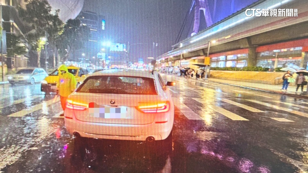 疑雨天視線差！轎車左轉撞行人　駕駛挨罰+扣照1年