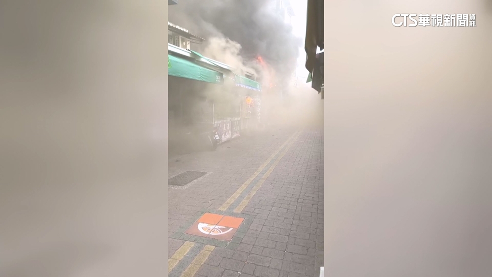 濃煙罩鹿港老街！餅店剛開幕遇祝融　遊客紛走避