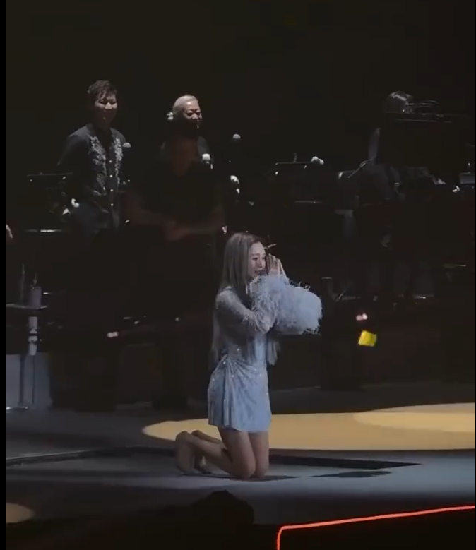 范瑋琪巡演跪謝歌迷引熱議　粉專：非首次跪謝、無政治性行為