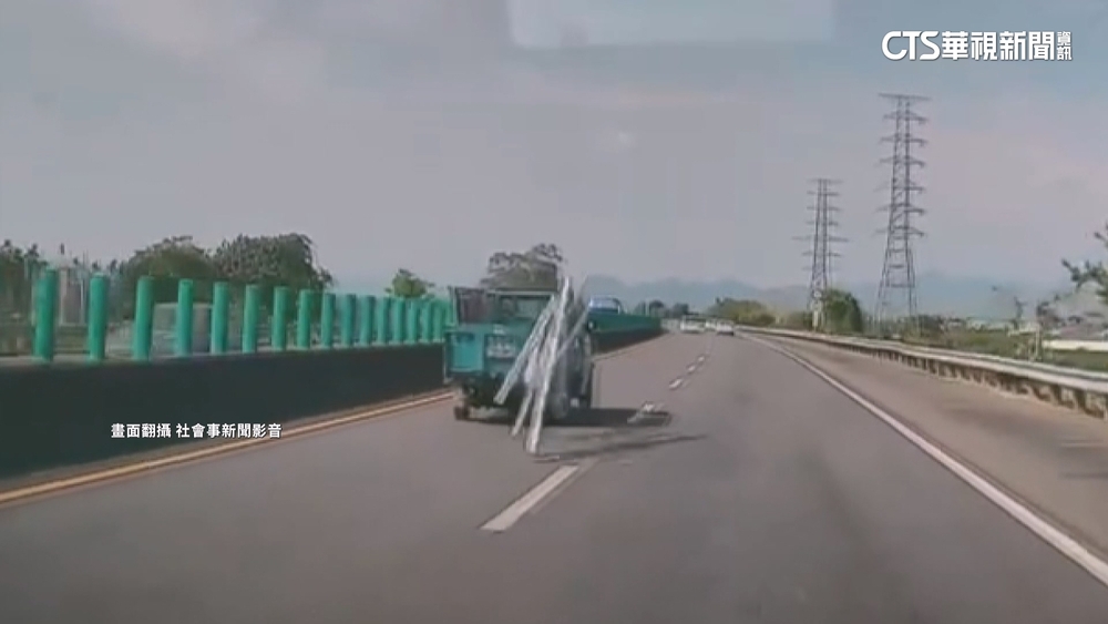 國道10號飛來橫禍！　貨車鐵管沒綁牢掉落　後2車遭波及