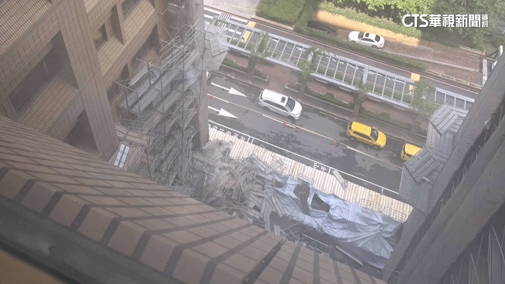 鷹架突倒塌發巨響　台大醫：事故釐清中無傷亡