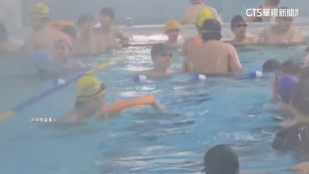 母轉頭講電話就出事！　蘆洲運動中心4歲童溺水幸被救起