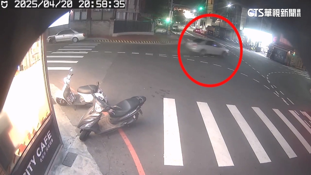 特技表演？　彰化男先擦撞待轉車　再傾斜壓上路邊車