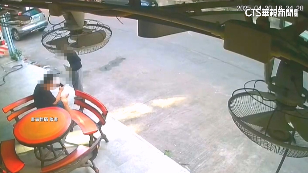 台男遊泰遇襲驚悚畫面曝！　路邊滑手機遭棍棒毆頭