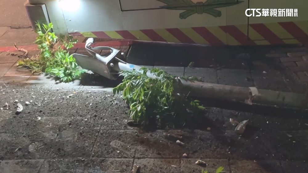 國光駕駛疑身體不適　撞人行道路樹乘客驚嚇