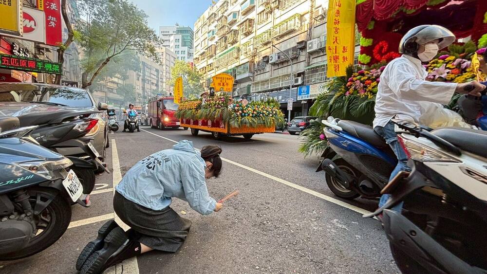 徐巧芯發「跪拜媽祖」照　曹興誠酸「連媽祖都敢騙」：得意時曾喊見佛殺佛