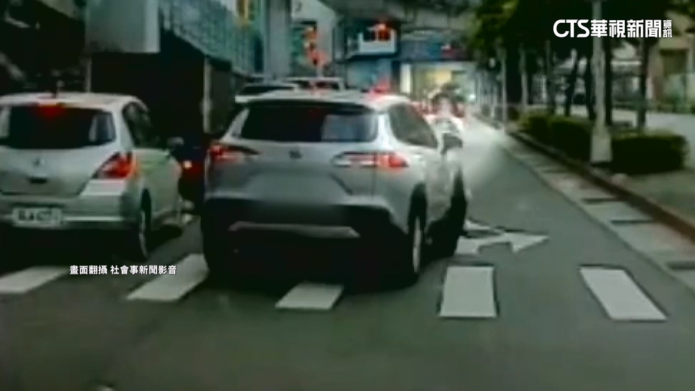 疑不滿汽車未禮讓！　行人「伸腳擋車」爆衝突