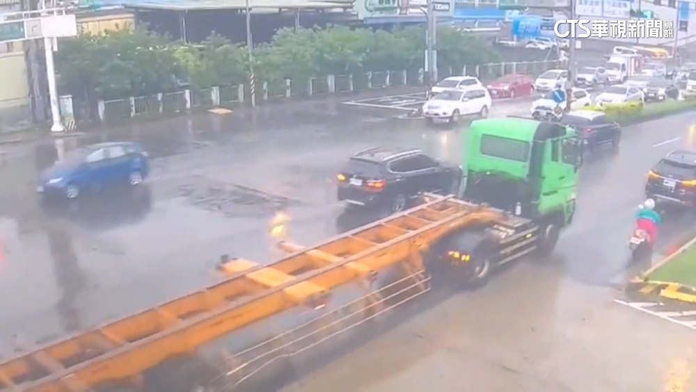 桃園騎士遭捲聯結車底亡　疑跟太近視線死角惹禍