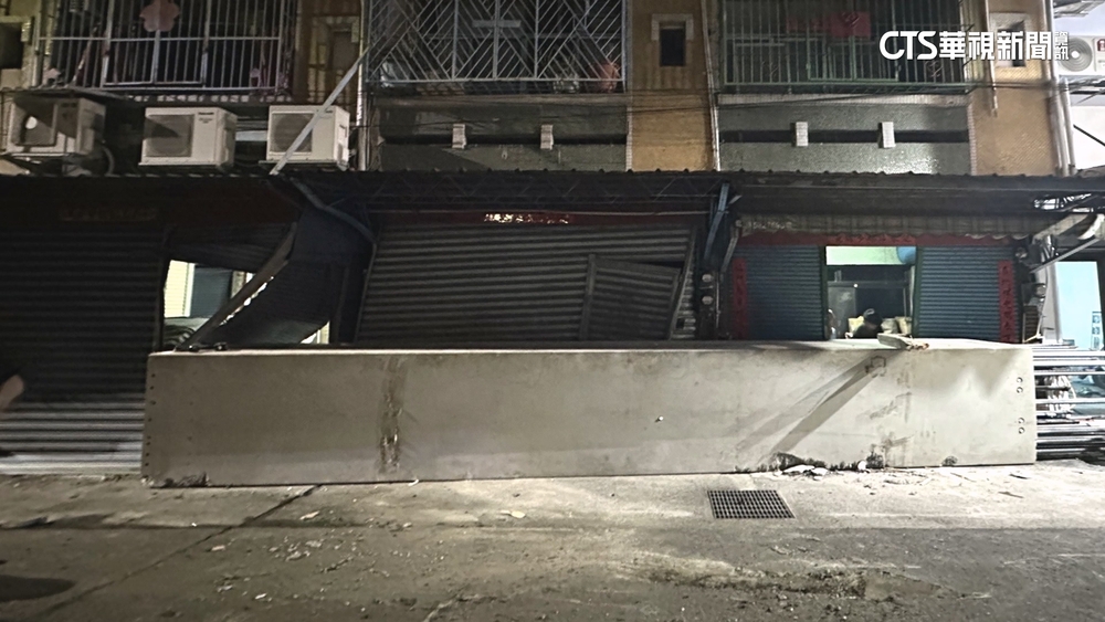 拖板車家門前翻覆！鋼筋噴砸4宅　「他差4秒躲劫」