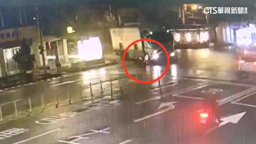 疑大貨車「內輪差」死角　婦騎機車遭捲車底不治