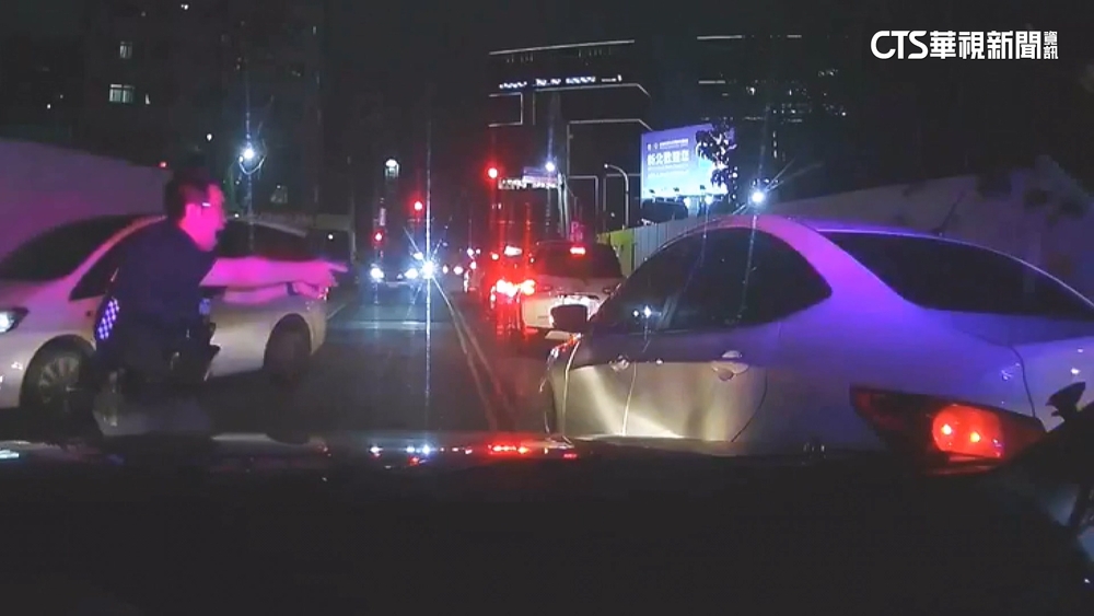 拒檢飆車逃還撞警車！　警急開4槍制伏通緝犯