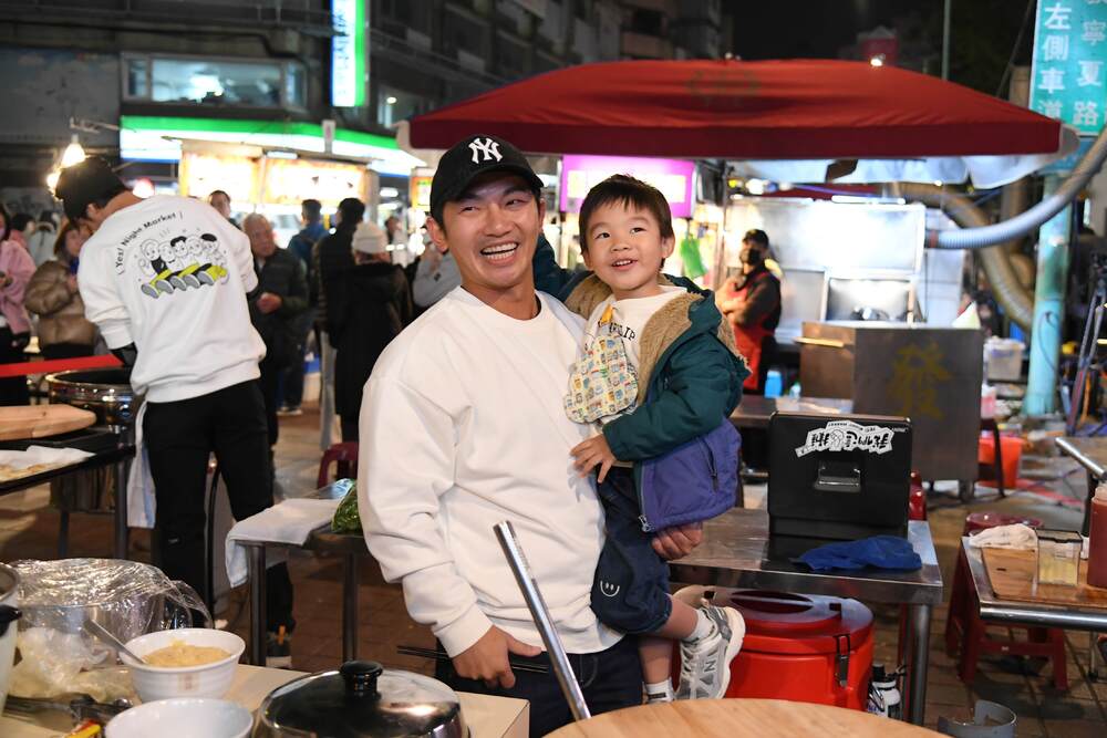 蔡昌憲老婆帶小孩前來探班，驚喜現身。