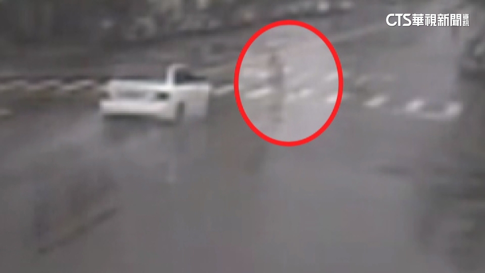 過馬路遇死劫！　7旬婦推菜籃遭轎車撞飛送醫不治