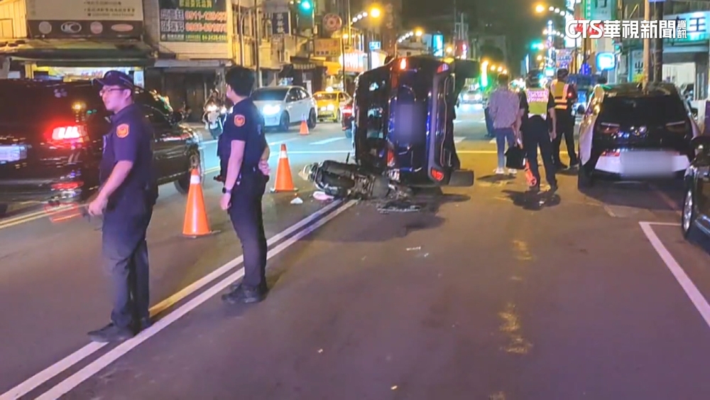 台中休旅車撞2轎車！　側翻壓扁機車　母子雙載險遭輾